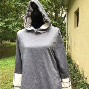 Hooded tunic with long sleeve and button closure